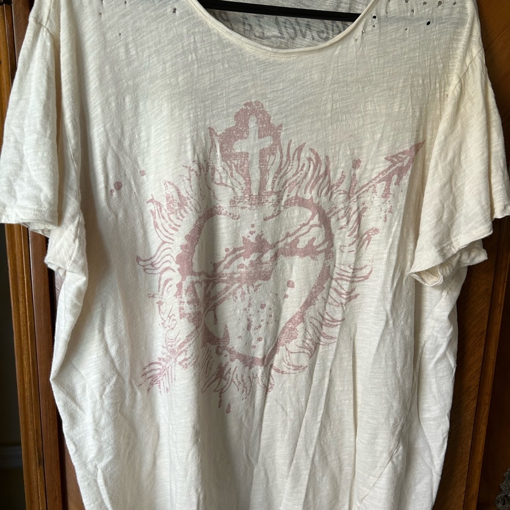 Magnolia Pearl Heart flame distressed tshirt O size